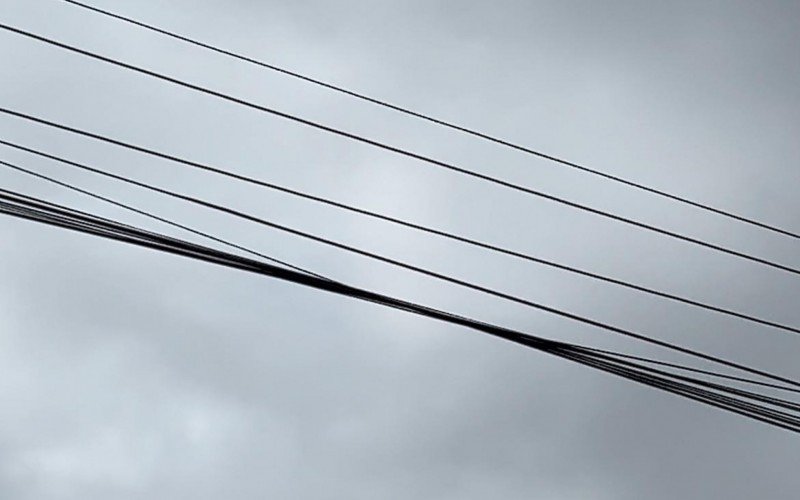 Fios se enroscam e entram em curto circuito durante episódios de vendaval ou temporal, o que acaba provocando a queda da energia elétrica | abc+