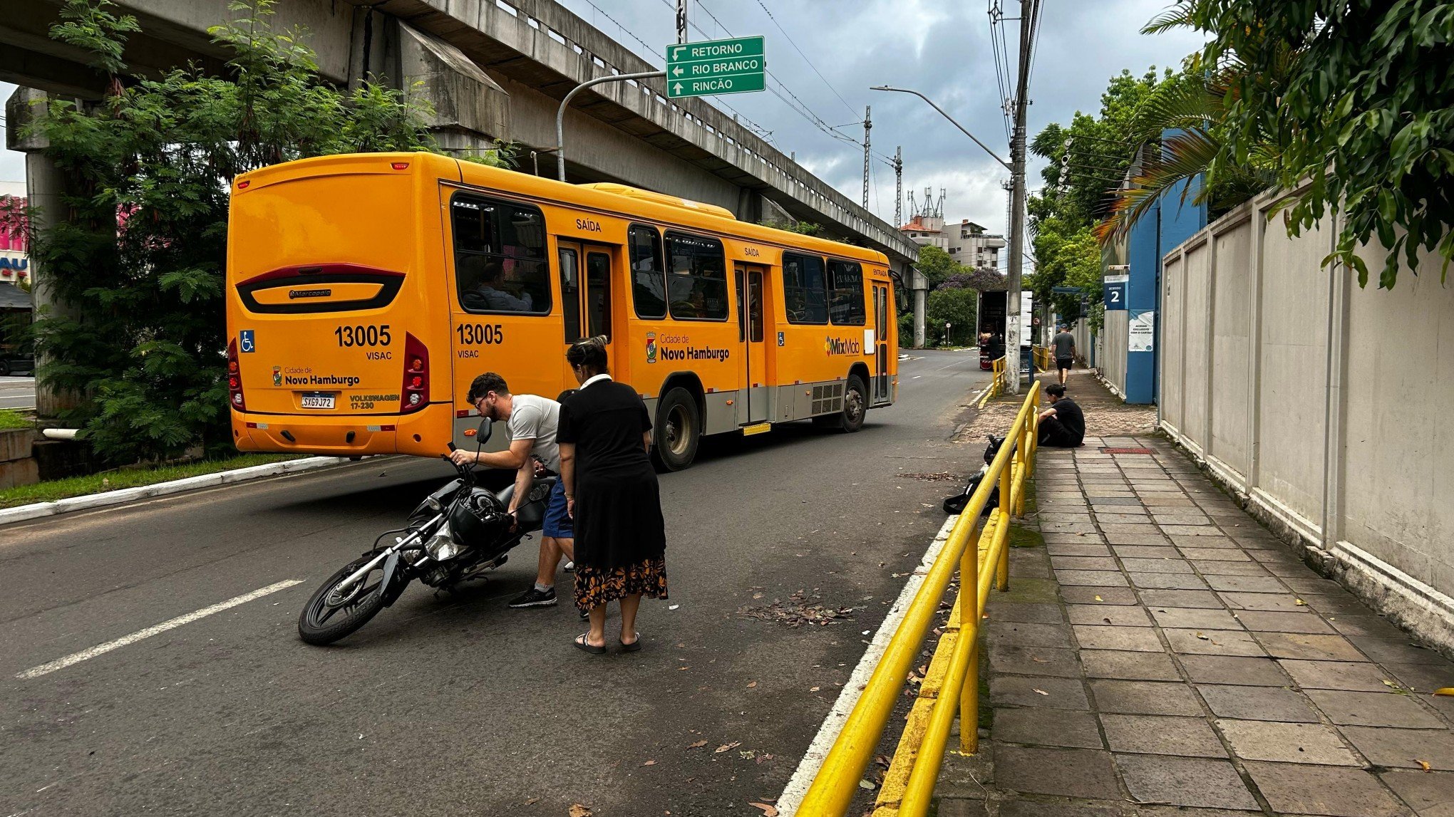 Acidente envolvendo ônibus é registrado em Novo Hamburgo