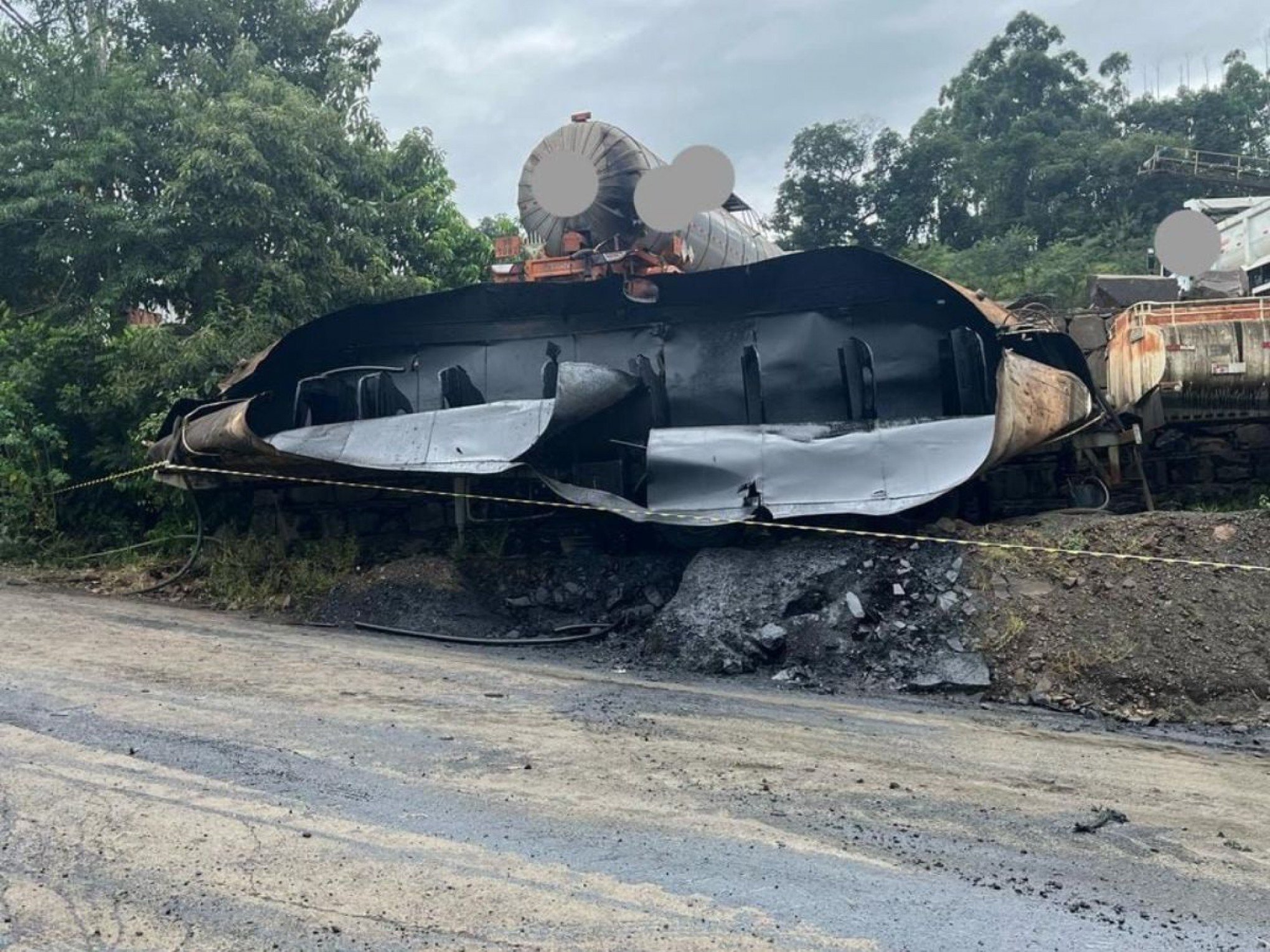Explosão de tanque com material inflamável deixa uma pessoa morta e outras feridas em SC