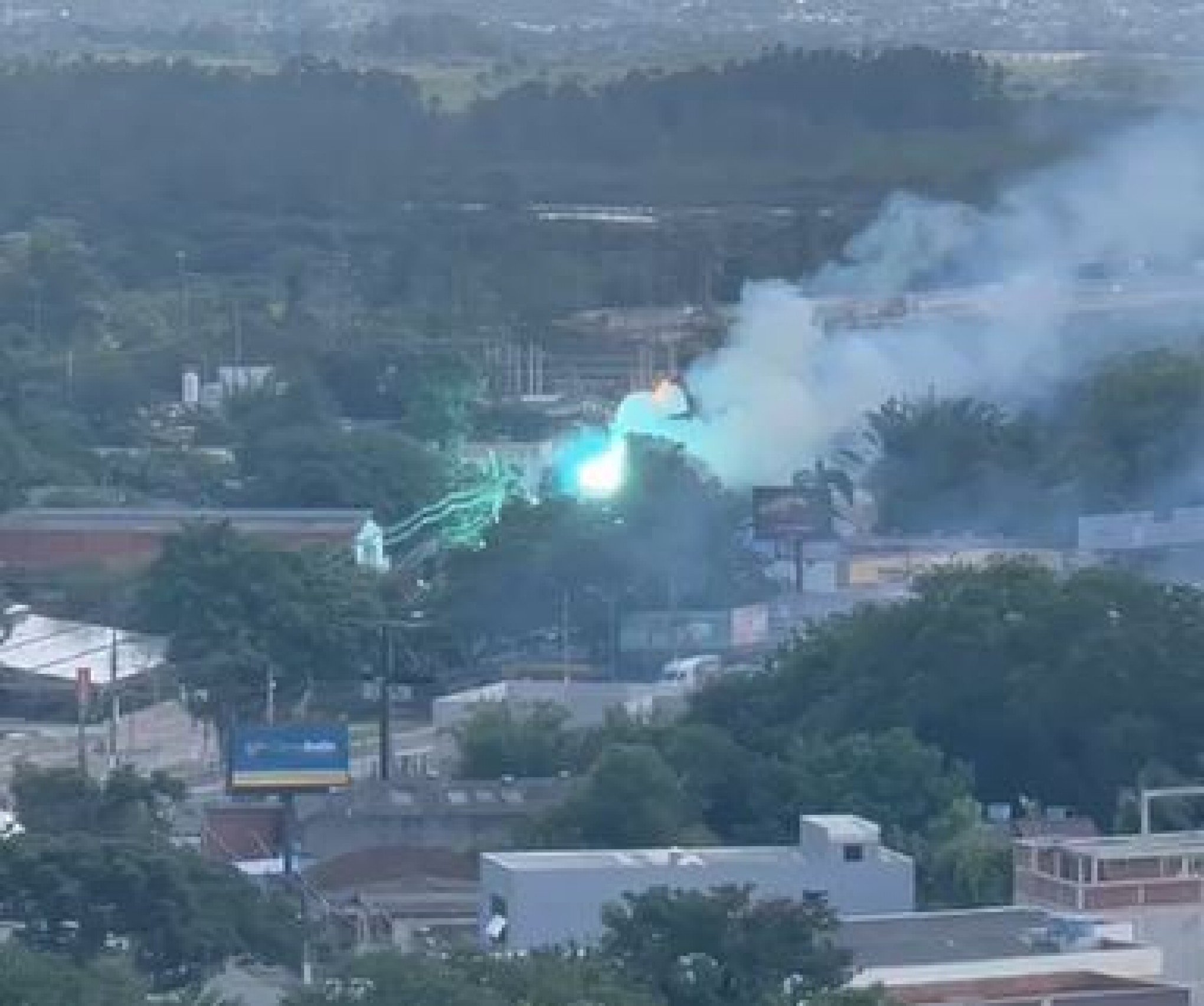 Caminhão derruba fios e área central de cidade da região metropolitana fica sem luz