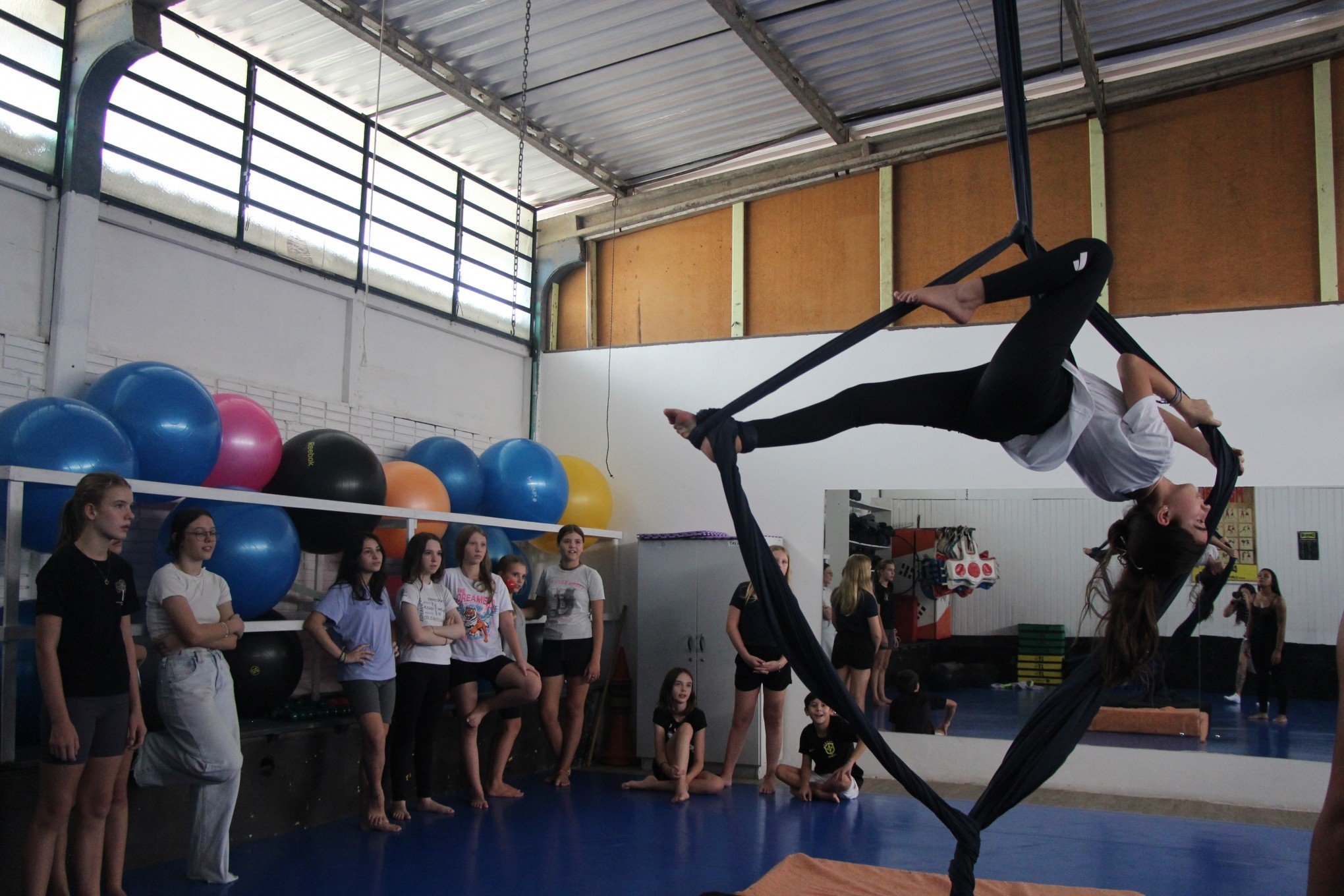 Isabela faz acrobacia a&eacute;rea