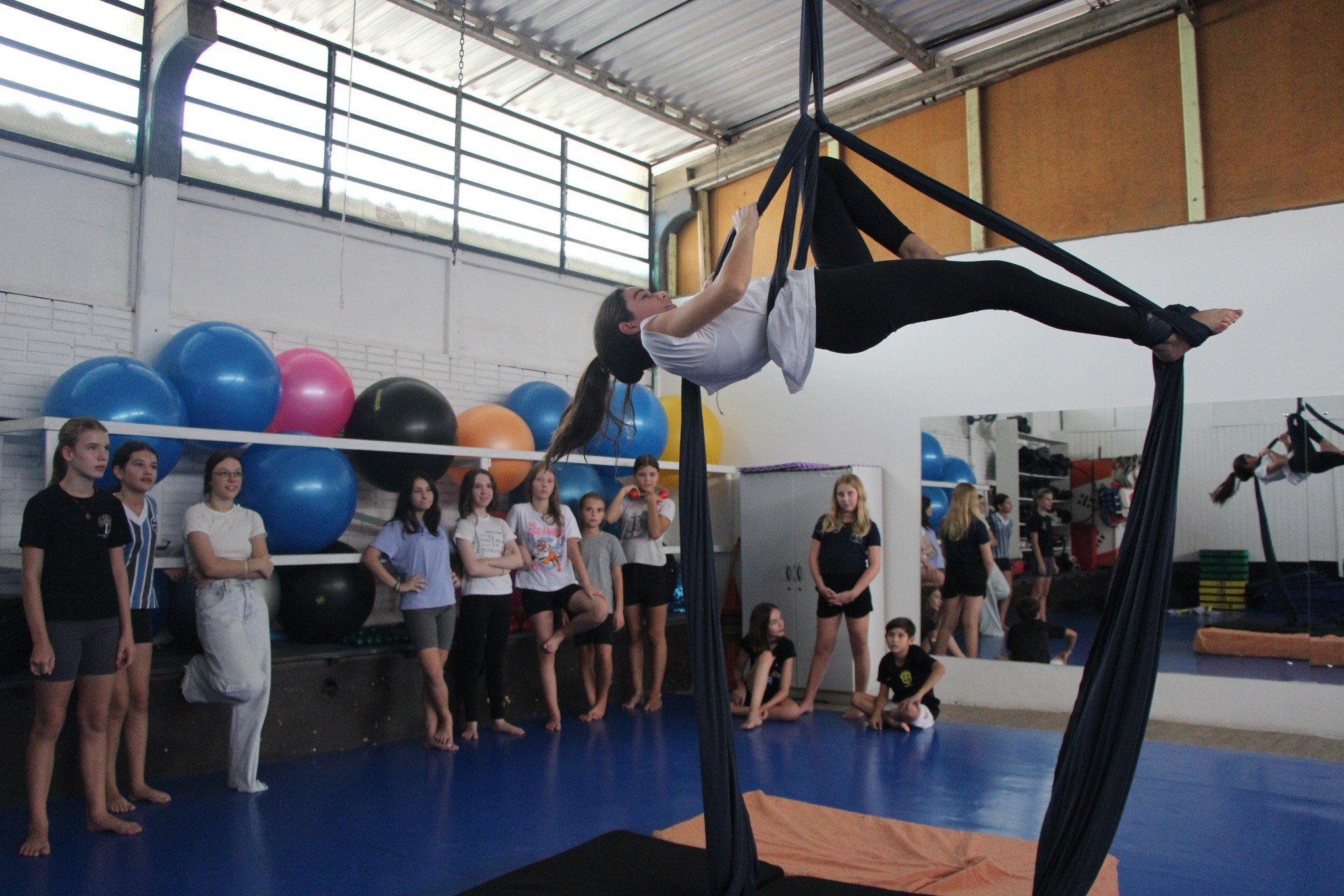 Isabela faz acrobacia aérea