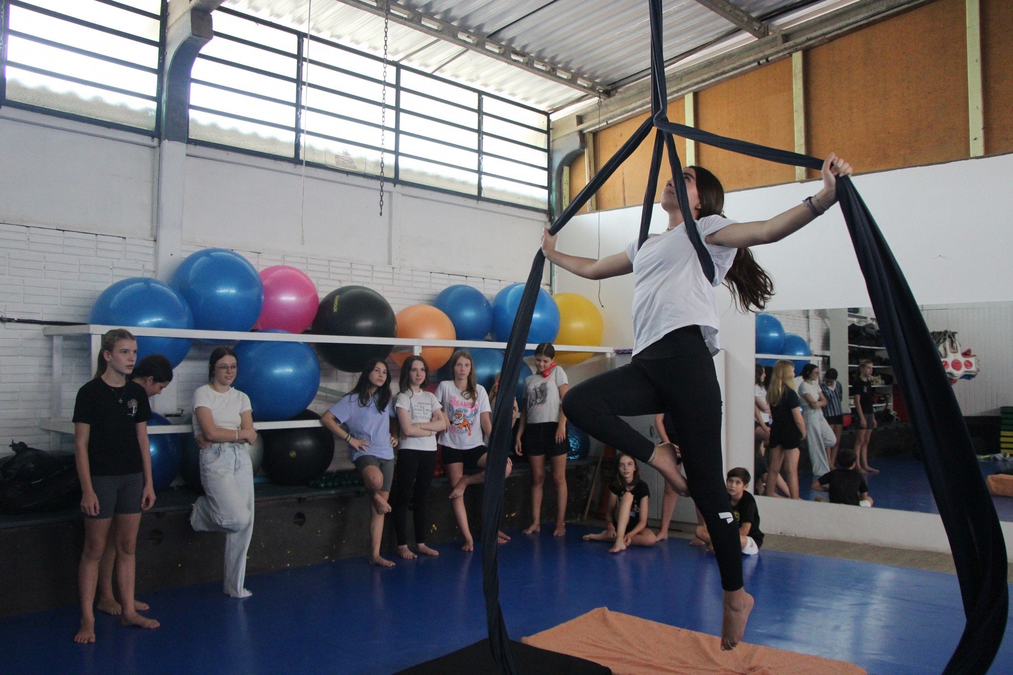 Isabela faz acrobacia aérea