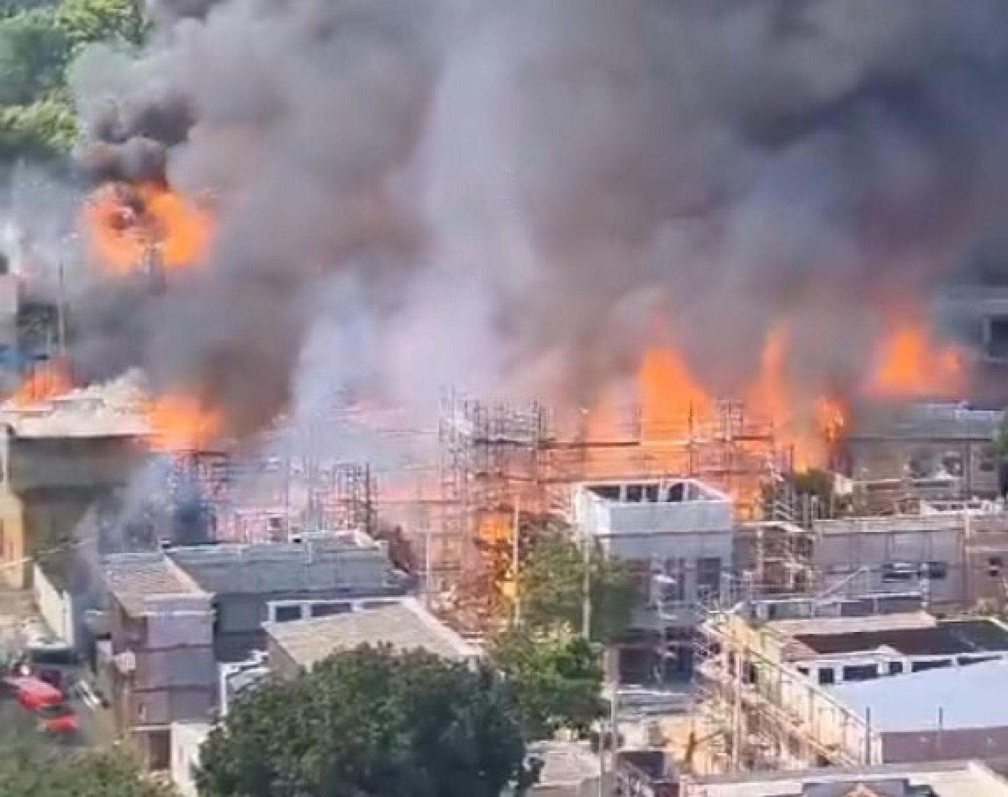 Veja vídeo do incêndio de grandes proporções que atinge cidade cenográfica da Globo