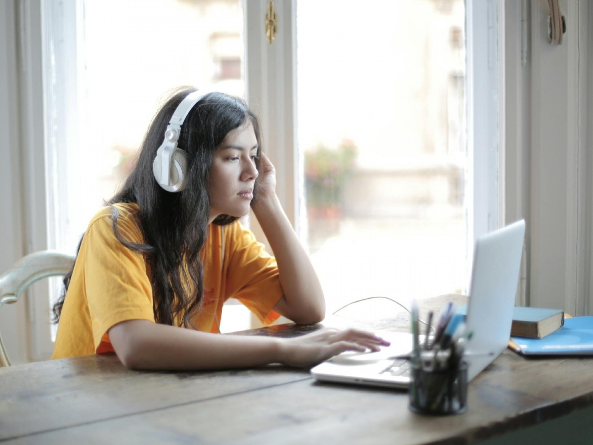 Quer ser mais produtivo no trabalho? Esta playlist é o que você precisa para turbinar o seu foco — e a ciência comprova