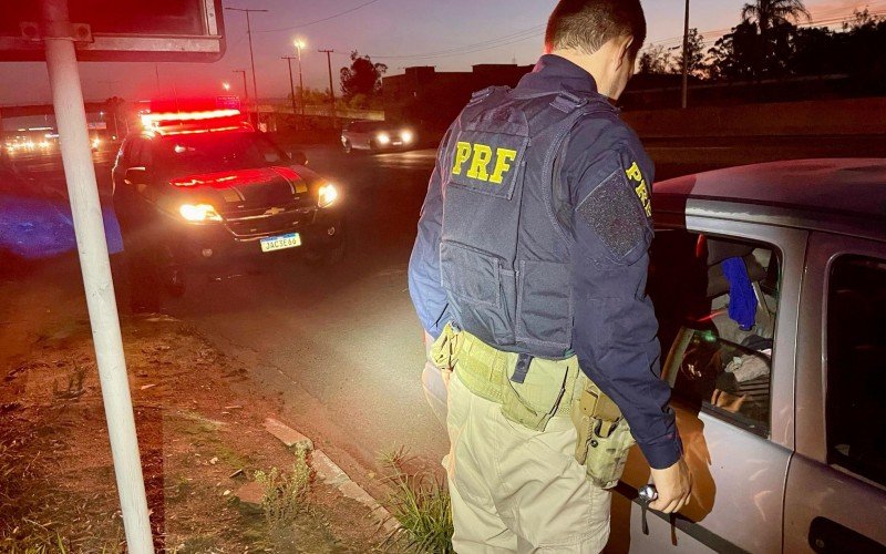 Sacola plástica com R$ 50 mil é encontrada dentro de carro abordado pela PRF na BR-116 | abc+