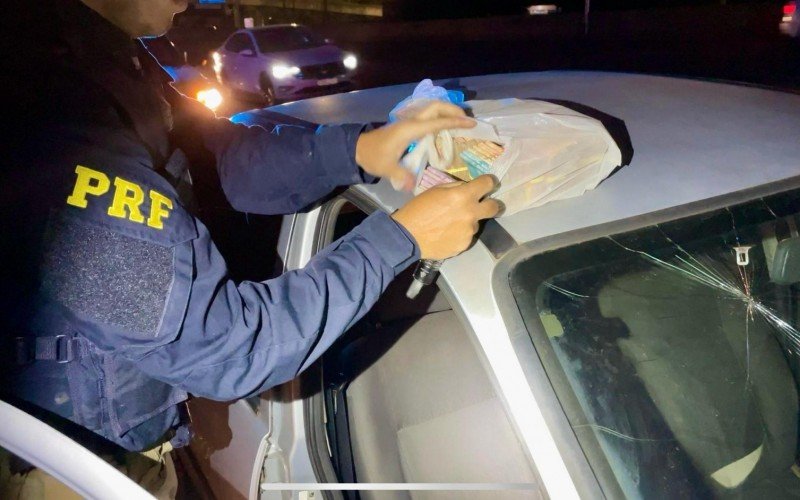 VÍDEO: Sacola plástica com R$ 50 mil é encontrada dentro de carro abordado pela PRF na BR-116