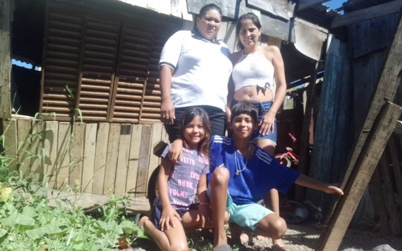 Sem outra opção, as esposas Fabrícia e Ana ainda moram na casa atingida pela enchente de 2024 com as crianças Sophia e Pedro, além do cachorro de estimação, Bento
