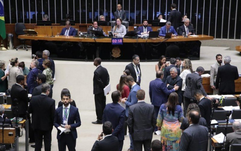 Câmara aprova pena para quem divulgar imagens de nudez geradas por IA | abc+