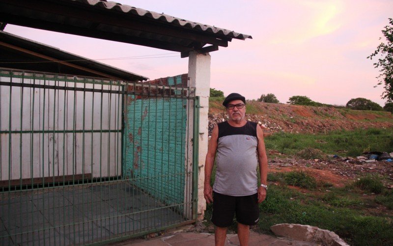 Dique passa logo atrás da casa de João dos Santos