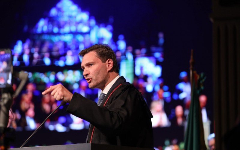 Leonardo Lamachia é empossado para mais uma gestão na presidência da OAB/RS | abc+