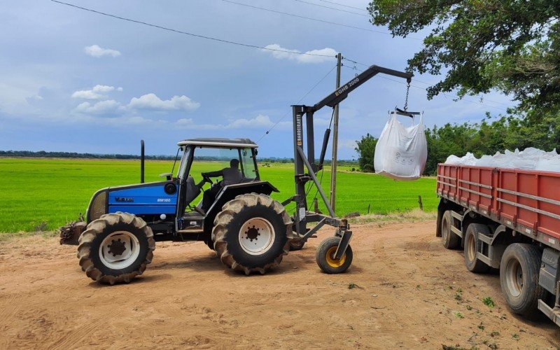 Prefeitura de Nova Santa Rita entrega fertilizantes para produtores de arroz