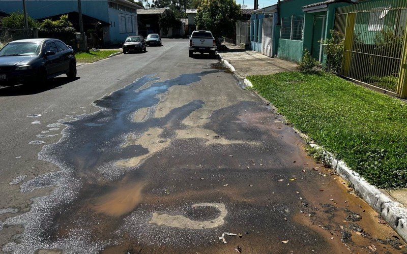 Moradores aguardam há cerca de 10 dias por solução para vazamento de água em Novo Hamburgo | abc+