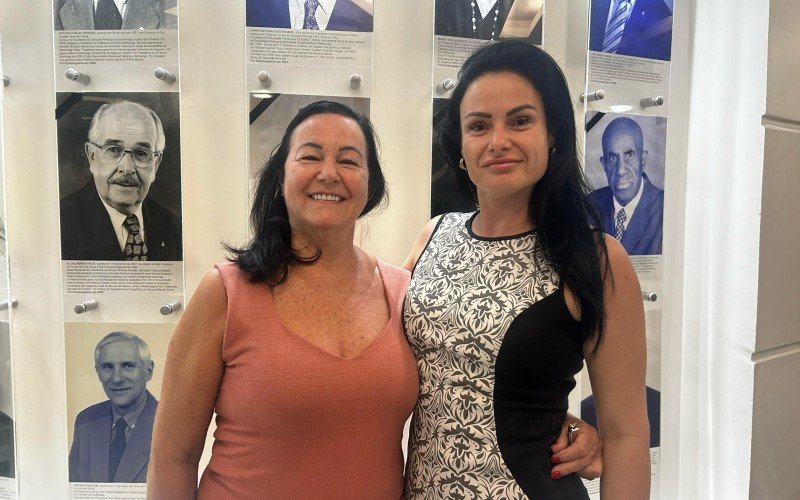  Marize Silveira, profissional da área há 35 anos, e a filha,  Cristina Silveira, taxistas há 16 anos, celebraram a aprovação | abc+