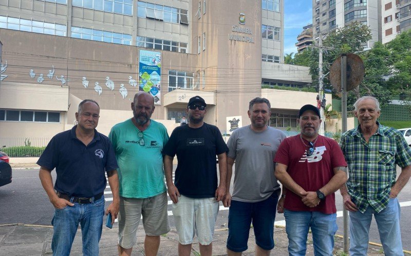 Presidente da Associação dos Motoristas de Táxi do Vale do Sinos, Daniel Miranda (de vermelho) e motoristas se reuniram para acompanhar a votação. | abc+