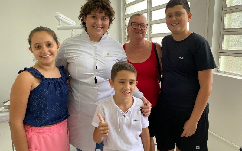 A dona Elisana levou os três netos na consulta com dentista 