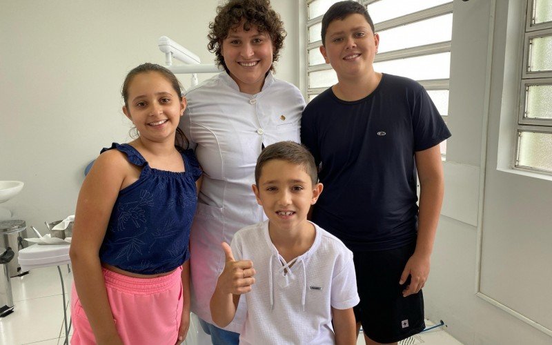 A dentista Natália atendeu os dois irmãos e a prima 