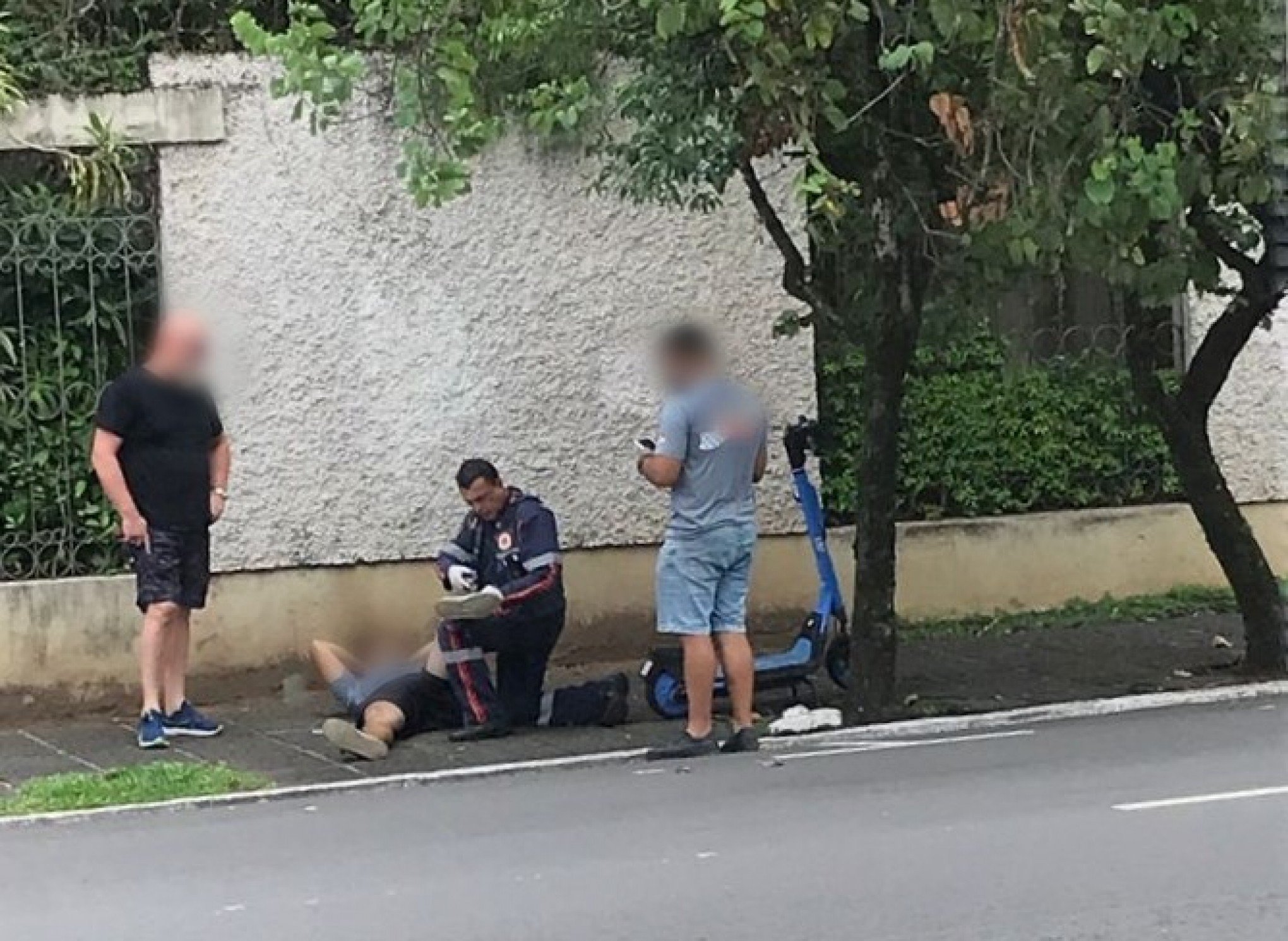 Jovem que sofreu acidente com patinete elétrico conta experiência; "Subi na calçada e tinha um buraco grande."