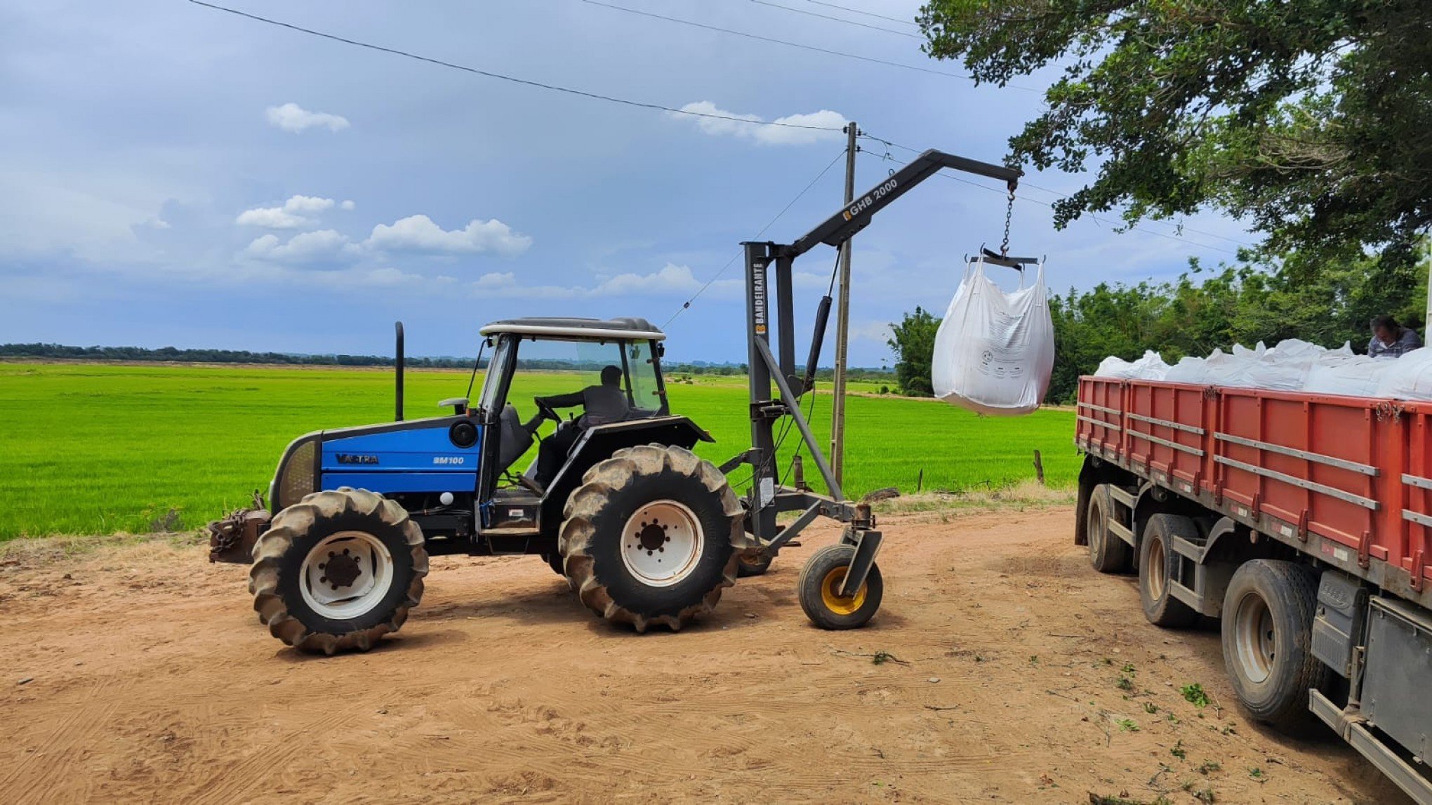 Prefeitura entrega fertilizantes para produtores de arroz em Nova Santa Rita