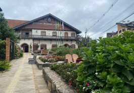 Gramado abre processo seletivo para contratação temporária de professores; salários variam entre R$ 3,7 mil e R$ 6 mil