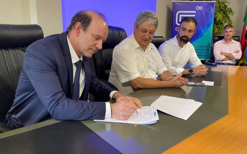 Assinatura de termo de parceria entre Prefeitura e Corsan em Gramado