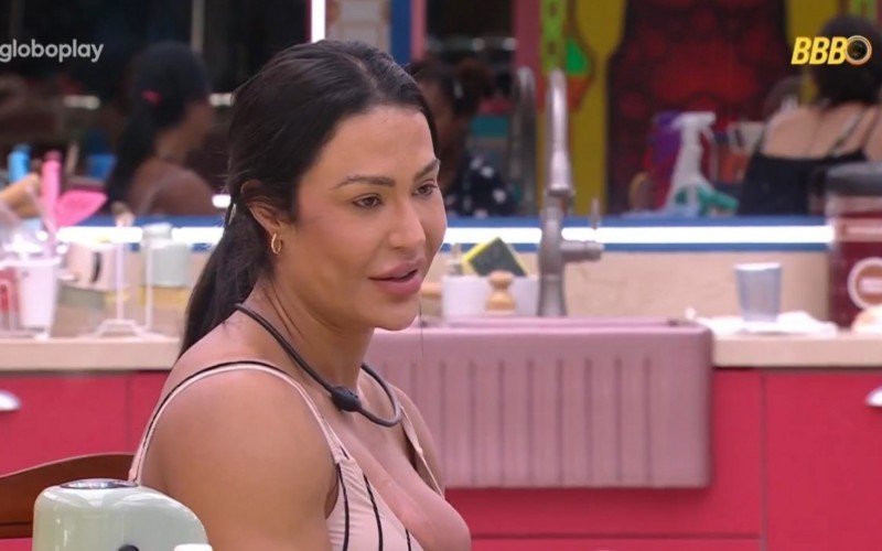 Gracyanne pede segredo sobre suposto beijo entre Aline e Thamiris | abc+