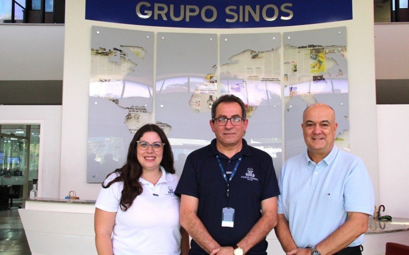 Pâmela Johann e Gilberto Costa do Marista Pio XII com o presidente do Grupo Sinos, Fernando Gusmão | abc+