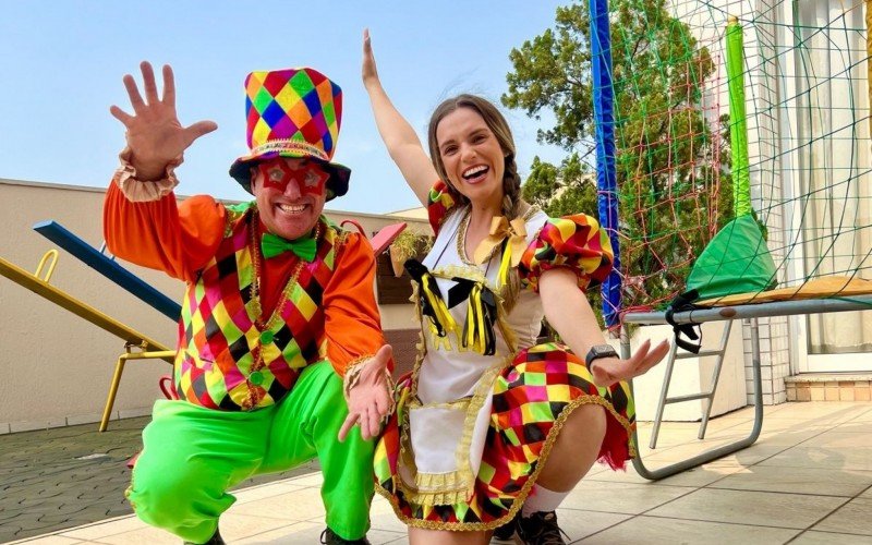 Dupla de artistas Ioiô e Iaiá no Verão na Vargas, de Estância Velha | abc+