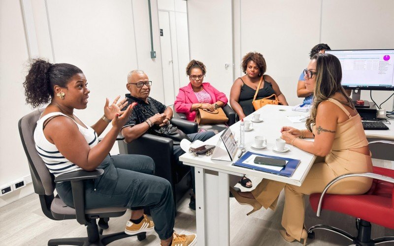 Deputada Laura Sito, acompanhada de Noé Noé Oliveira da Silva, presidente da AESC, e de Gisele Vidal, representante MNU, fizeram uma denúncia por racismo e intolerância religiosa contra a Secretaria de Cultura e Turismo de Canoas | abc+