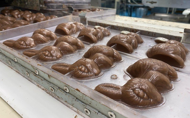 Produção de chocolates das fábricas de Gramado para Páscoa 2025