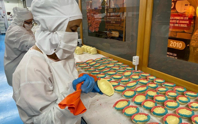 Produção de chocolates das fábricas de Gramado para Páscoa 2025