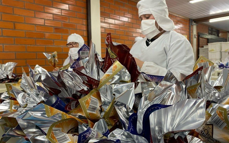 Produção de chocolates das fábricas de Gramado para Páscoa 2025