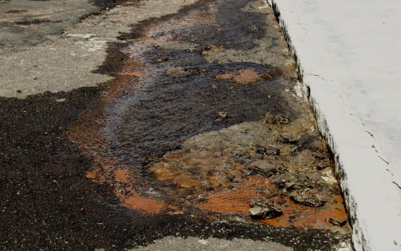 Canoenses apontam constantes vazamentos nas ruas de Canoas