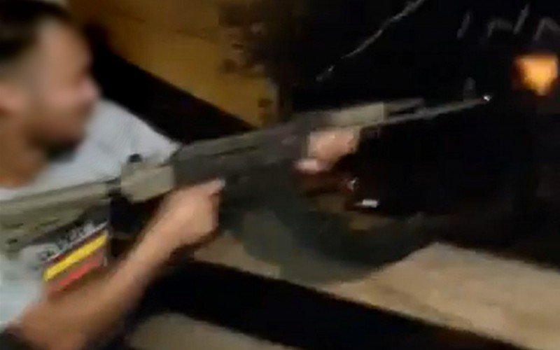 Vídeo de traficante dando tiros de fuzil foi apreendido pela Polícia Civil durante investigação de uma tentativa de homicídio registrada em Novo Hamburgo | abc+
