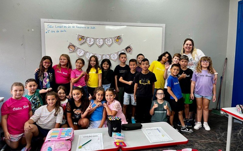 Na EMEF Professora Otília Carvalho Rieth, profe Lara com sua turminha do 3º ano