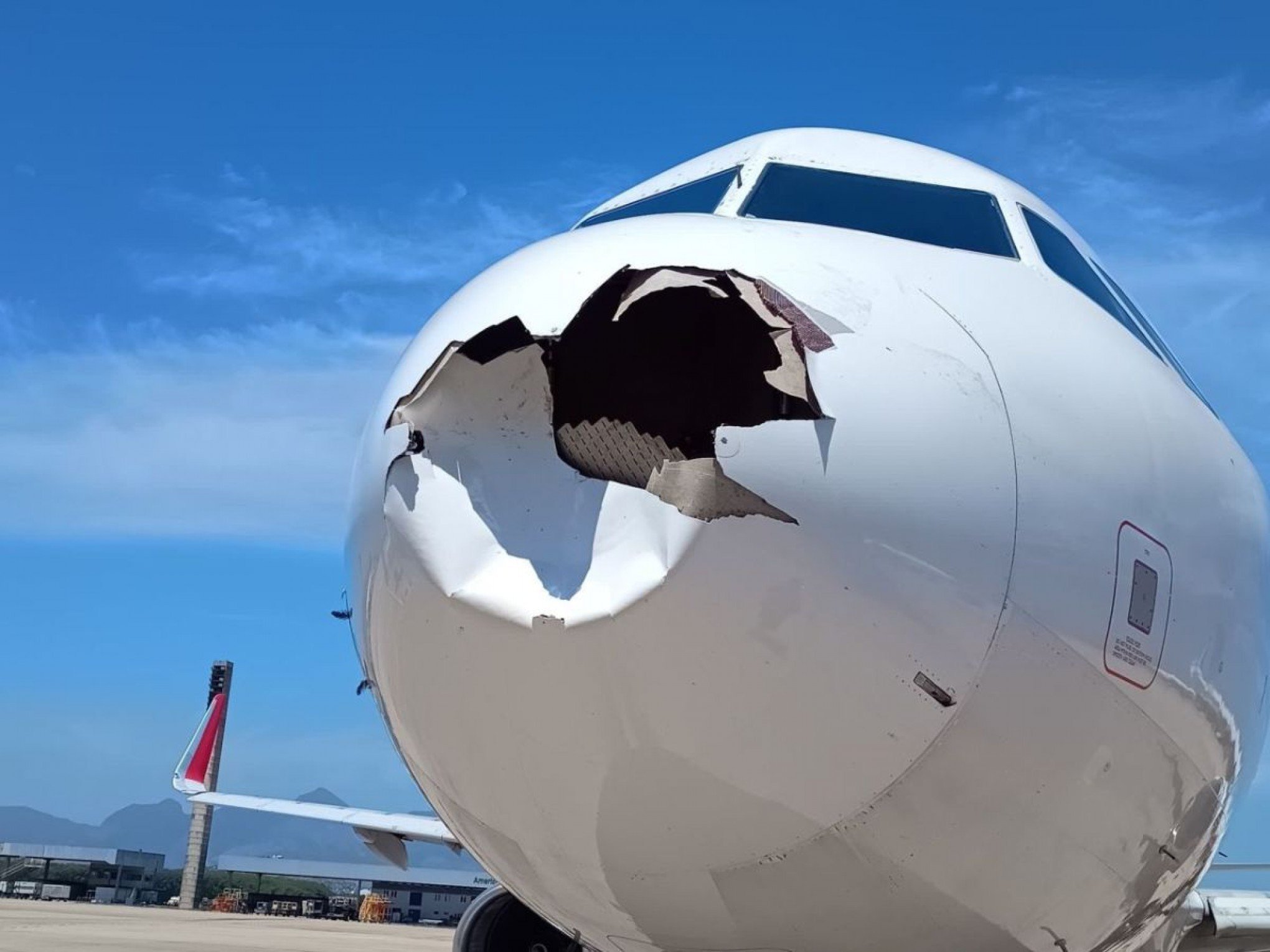 Avião da Latam retorna para aeroporto após colidir com pássaro no Rio
