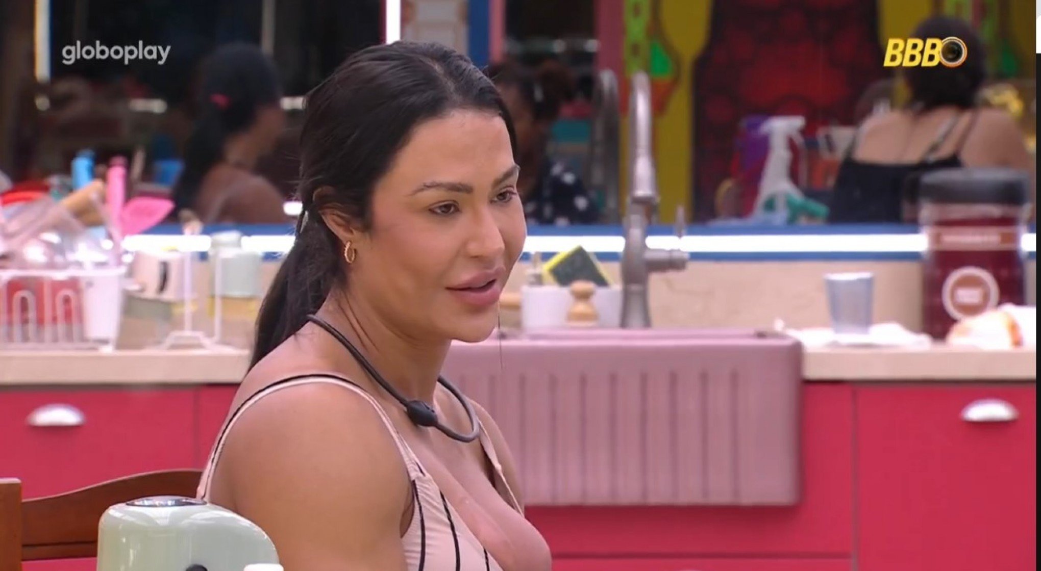 BBB 25: Gracyanne Barbosa pede segredo sobre suposto beijo entre duas participantes; veja vídeo