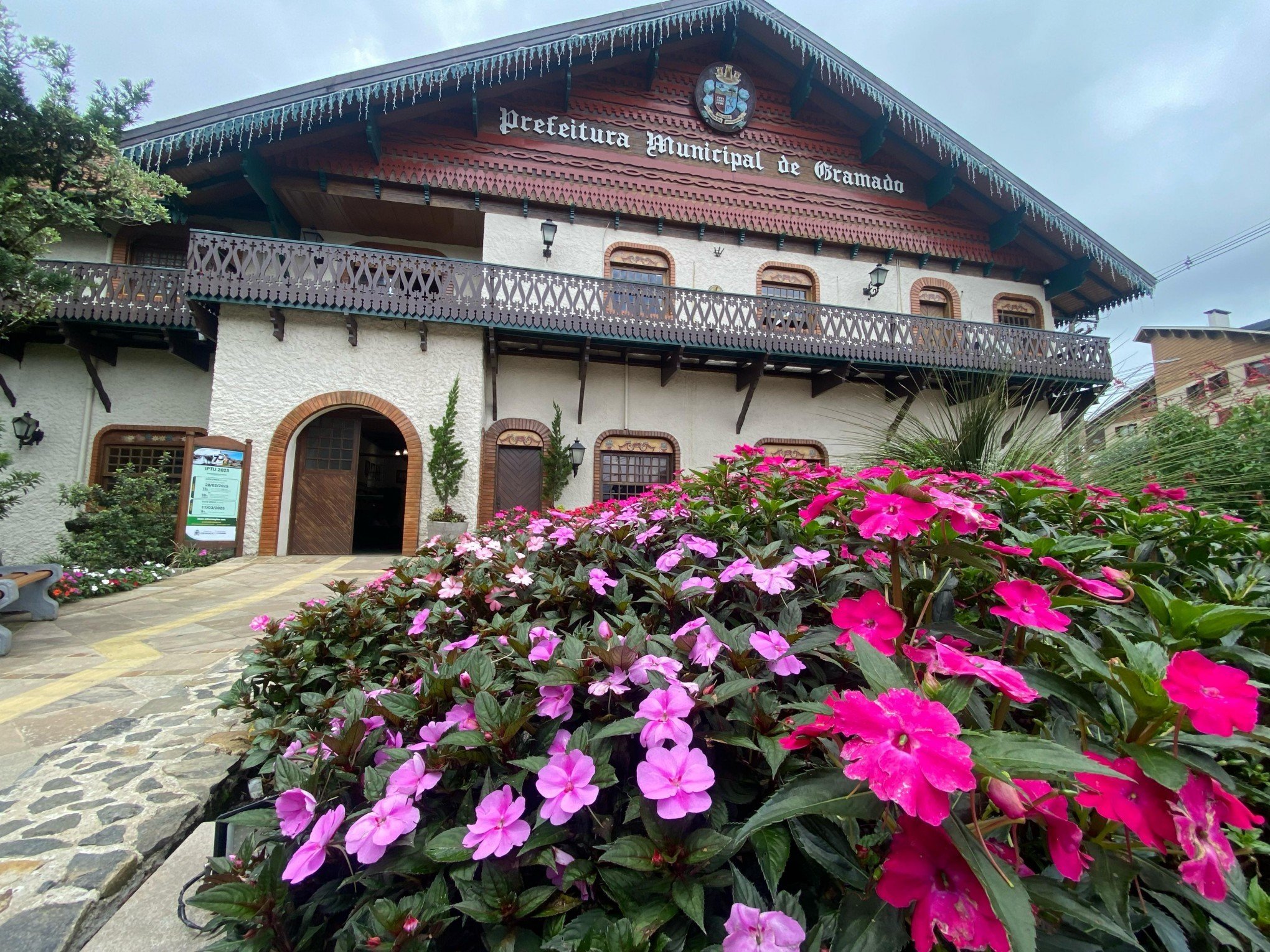 Gramado abre processo seletivo para cargos na área de educação; remuneração varia entre R$ 3,6 mil e R$ 6 mil
