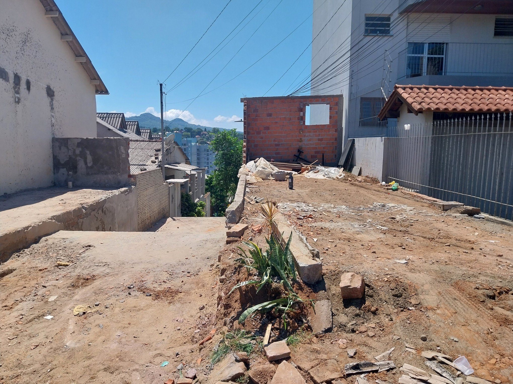 Moradora investiu R$ 20 mil em construção derrubada em Novo Hamburgo; Prefeitura diz que área é pública