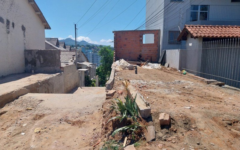 Escadaria que faz ligação da Avenida Pedro Adams Filho com a Rua Carlos Barbosa onde duas construções foram derrubadas | abc+