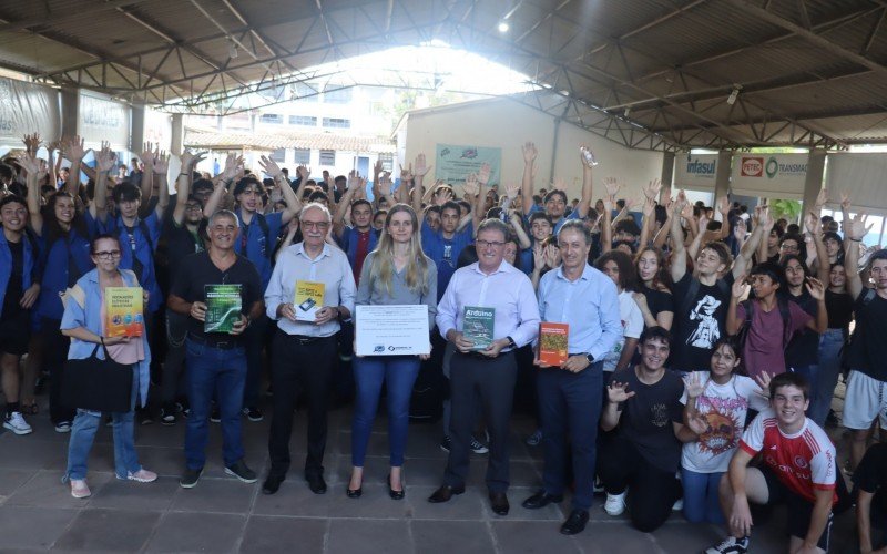 Sindimetal doa mais de 50 livros técnicos à Escola Técnica Frederico Guilherme Schmidt