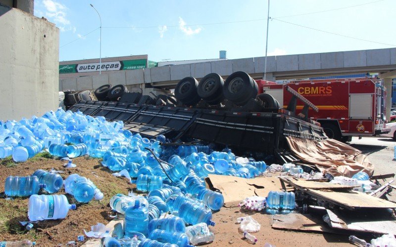 Carreta tomba no viaduto da Scharlau