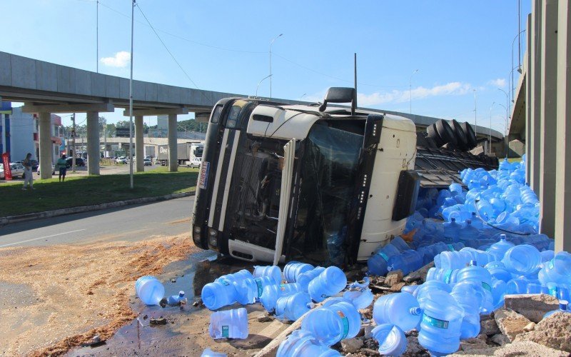 Carreta tomba no viaduto da Scharlau