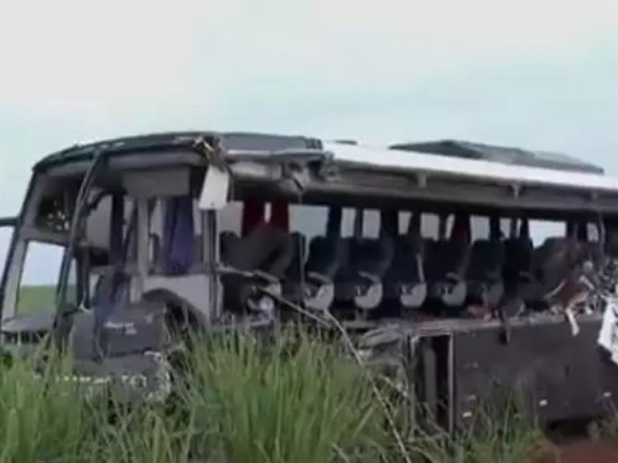 Motorista de carreta que bateu em ônibus com universitários é preso; número de mortos sobe para 12