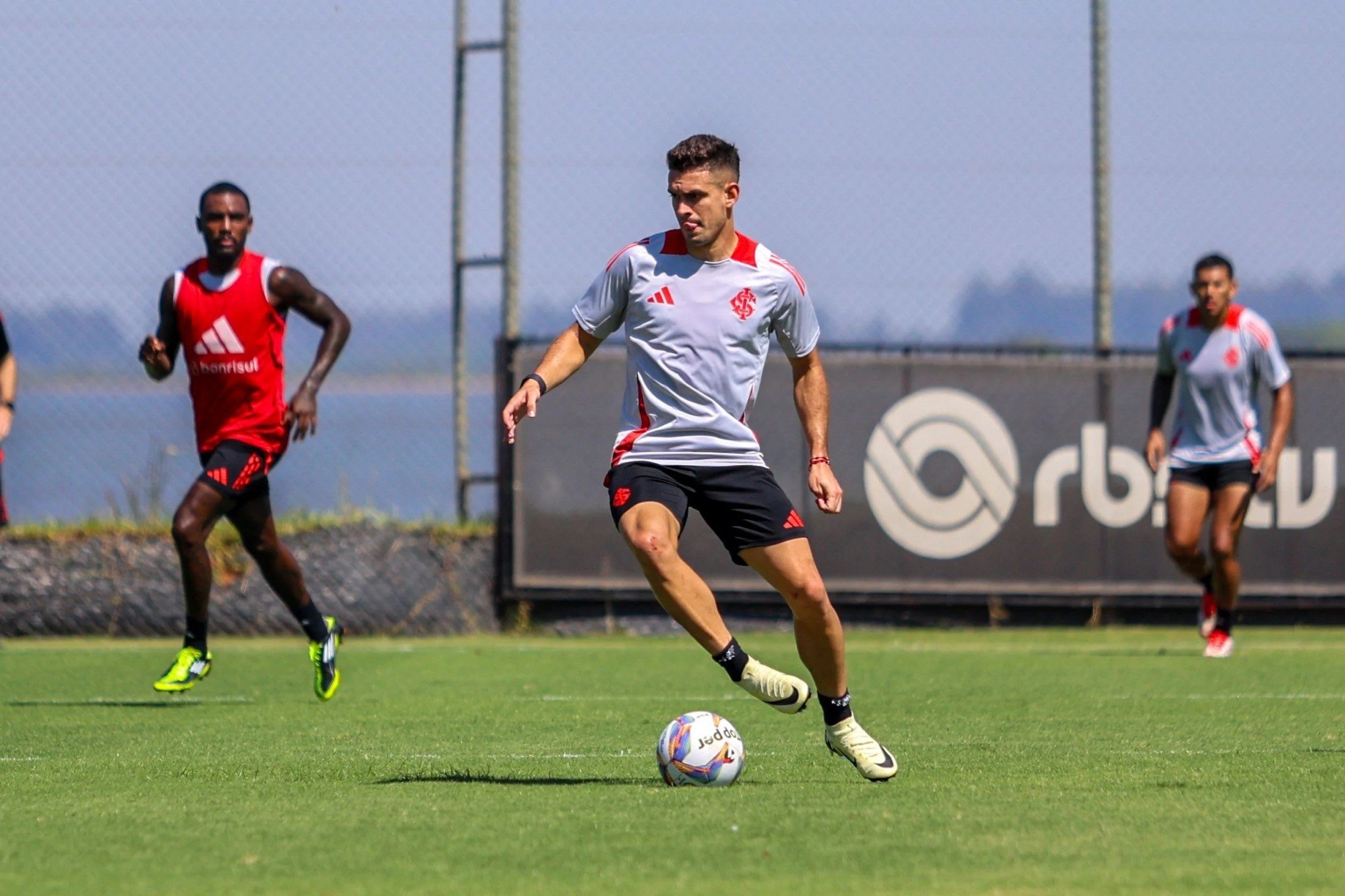 Inter confirma que atacante está fora da semifinal do Gauchão; confira a lista de relacionados