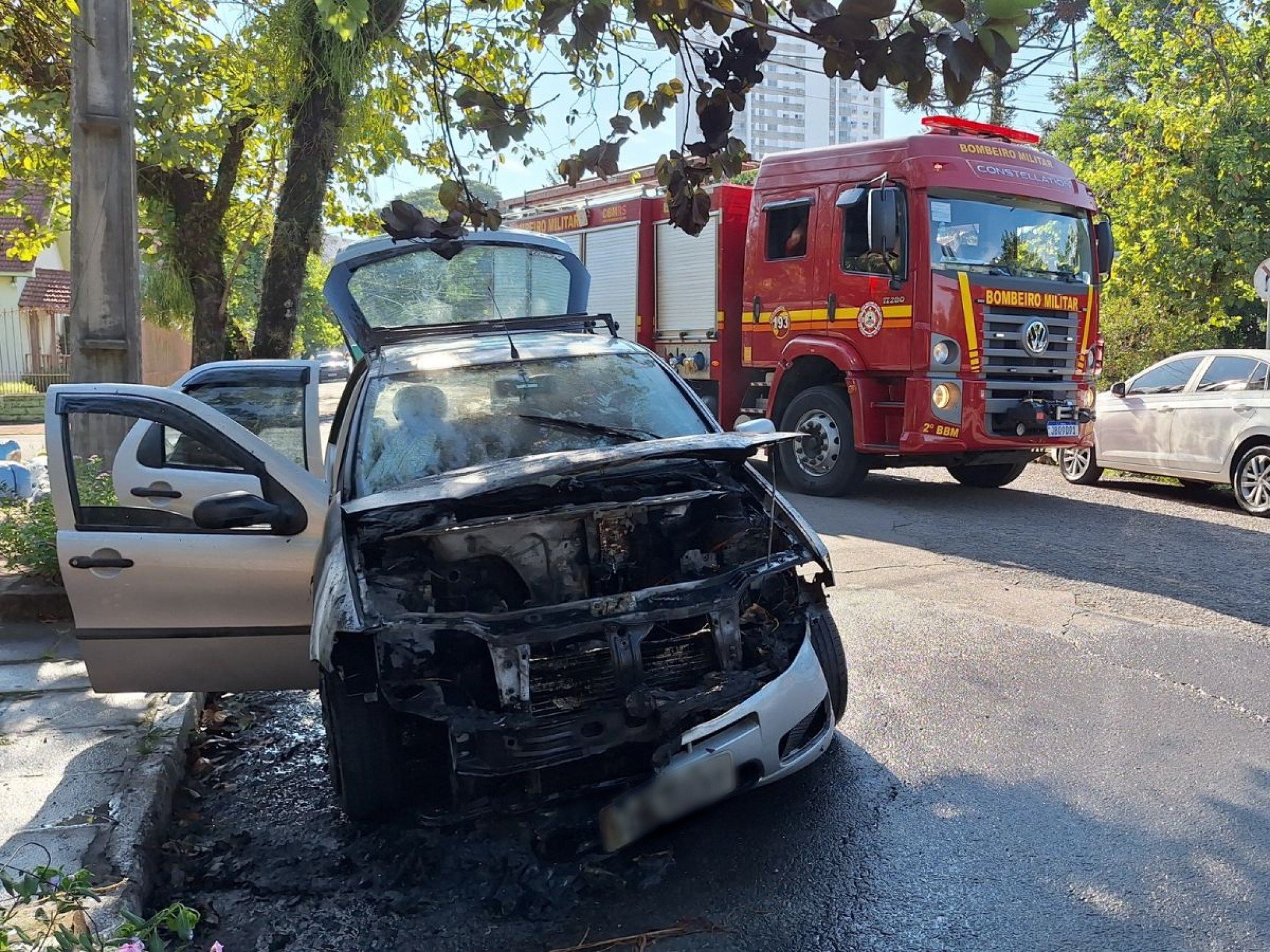 "Fiquei com medo que fosse explodir": Carro pega fogo em Novo Hamburgo