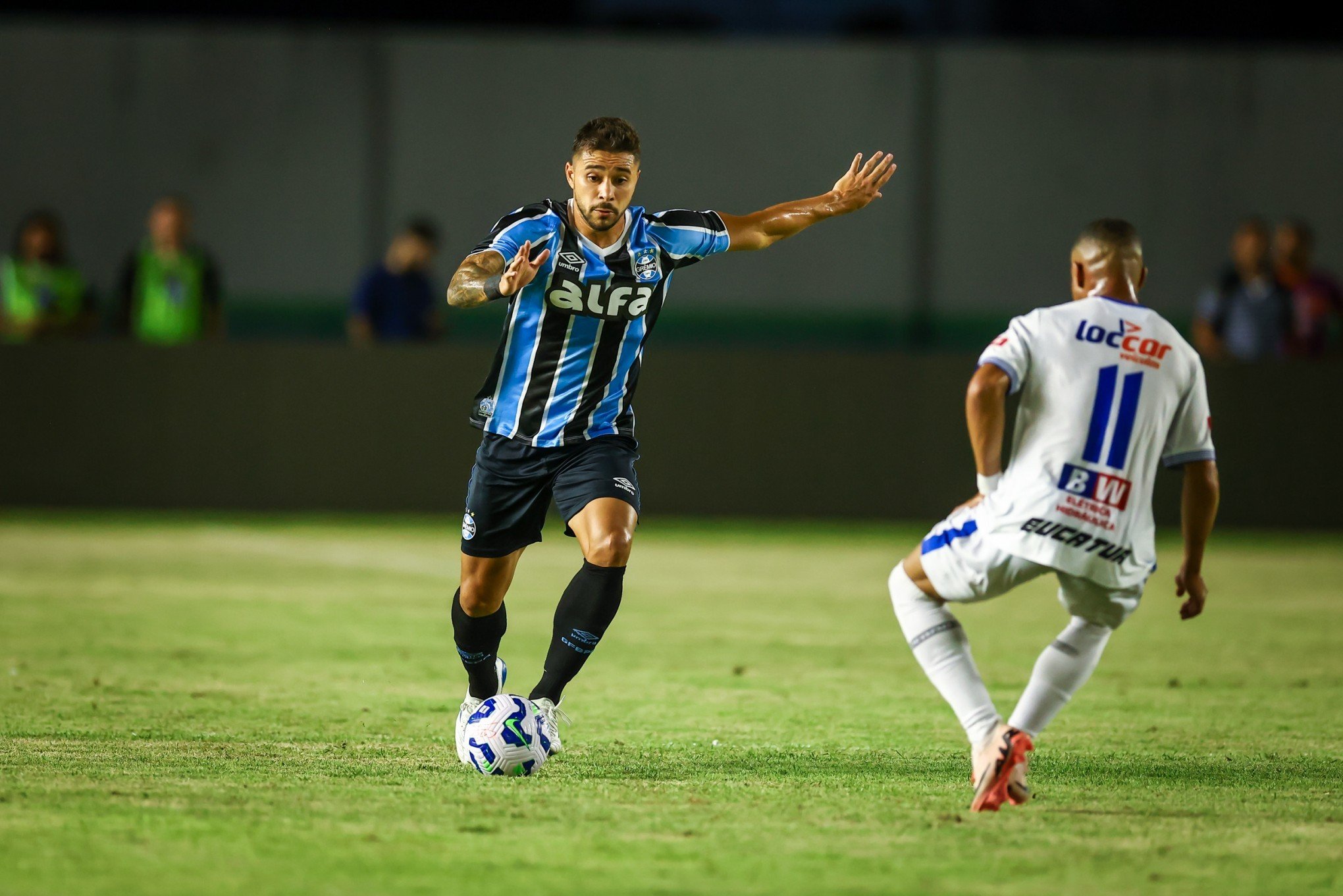 Grêmio divulga situação do lateral João Pedro e do atacante Aravena