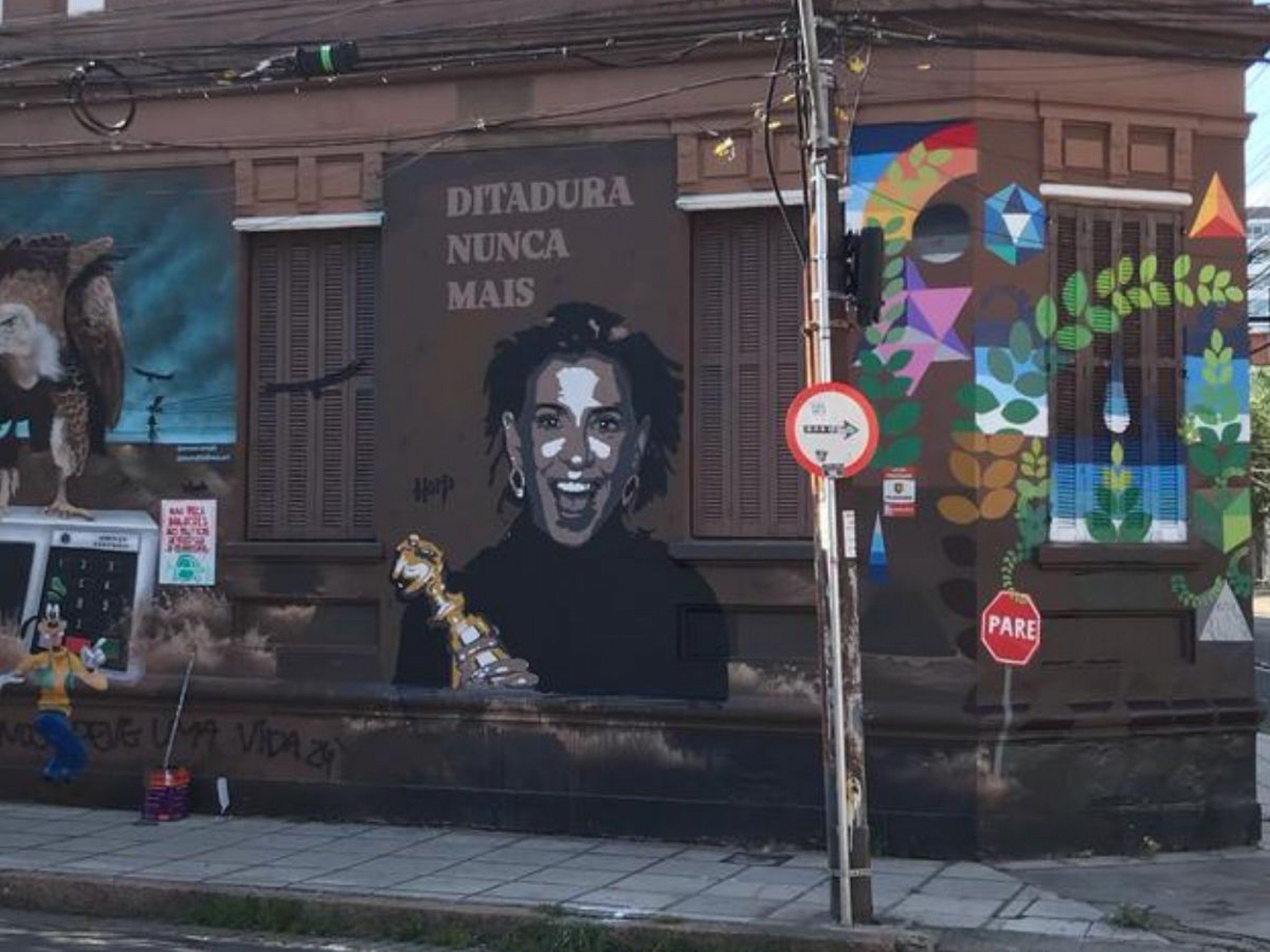 Fernanda Torres ganha mural em prédio de Porto Alegre; veja imagens