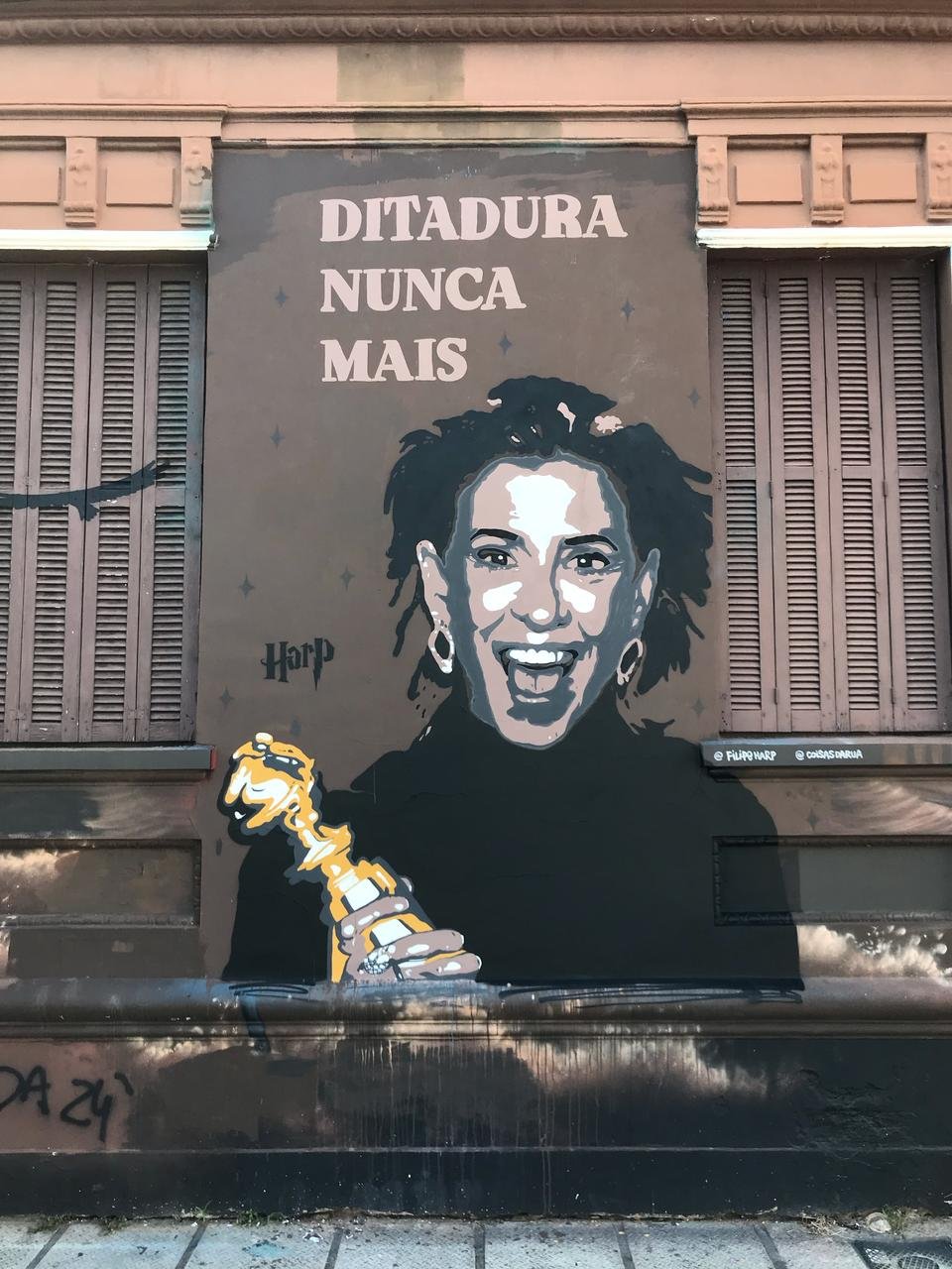 Fernanda Torres ganha mural em esquina de Porto Alegre; veja imagens | abc+
