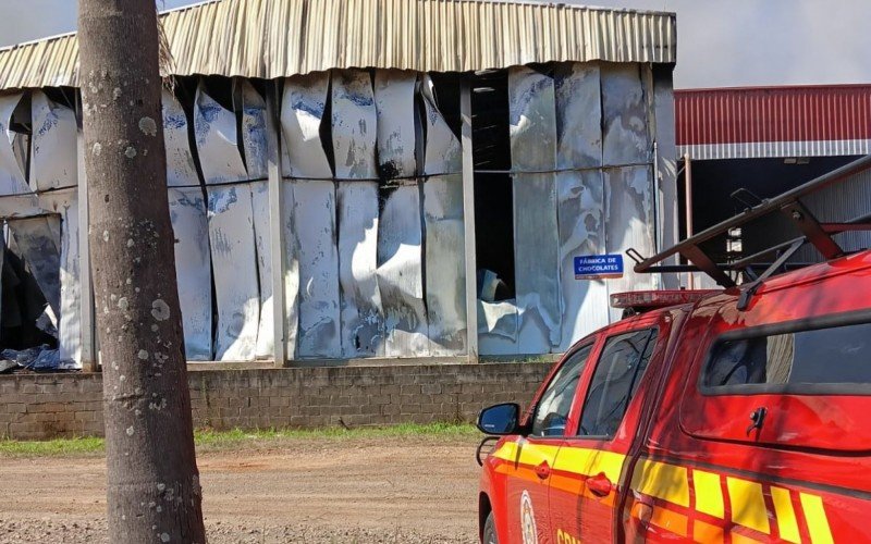 Corpo de Bombeiros combate incêndio na fábrica de alimentos Ritter, em Cachoeirinha | abc+